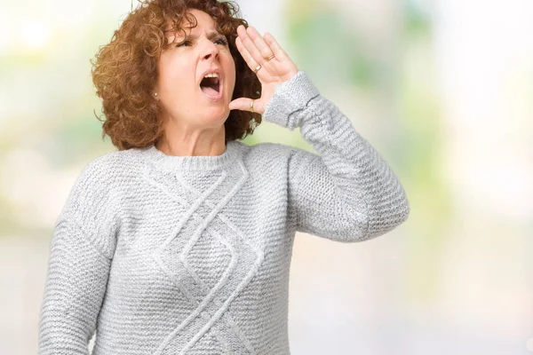 Schöne Seniorin Mittleren Alters Winterpullover Über Isoliertem Hintergrund Schreiend Und — Stockfoto