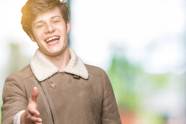 Joven Hombre Guapo Con Abrigo Invierno Sobre Fondo Aislado Sonriendo — Foto de Stock