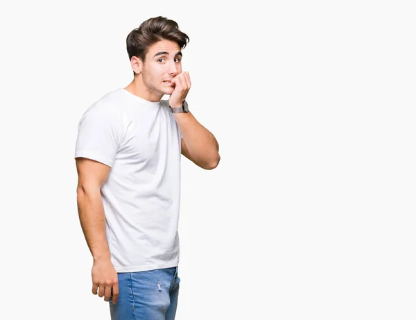 Joven Hombre Guapo Con Camiseta Blanca Sobre Fondo Aislado Mirando — Foto de Stock