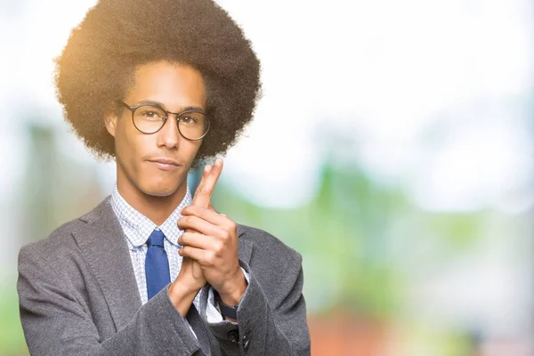 Joven Hombre Negocios Afroamericano Con Cabello Afro Usando Gafas Sosteniendo —  Fotos de Stock