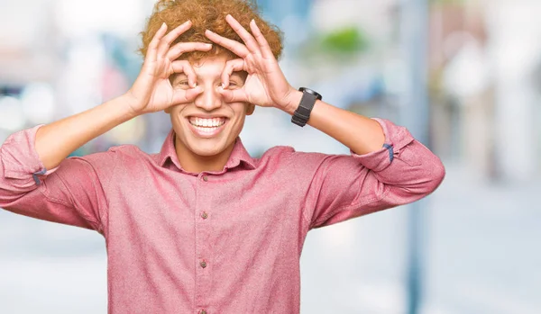 Unga Stilig Affärsman Med Afro Hår Gör Gest Som Kikare — Stockfoto