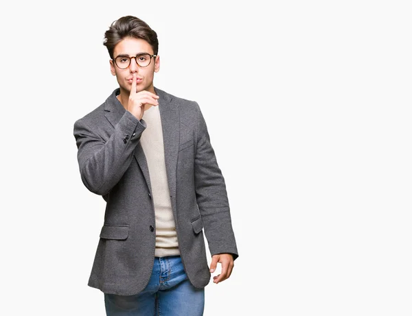 Молодий Бізнесмен Носить Окуляри Над Ізольованим Тлом Проханням Бути Тихим — стокове фото