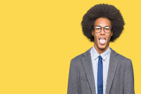 めがねをかけての舌を付着アフロの髪の若いアフリカ系アメリカ人ビジネス男を面白い表現に満足 感情の概念 — ストック写真