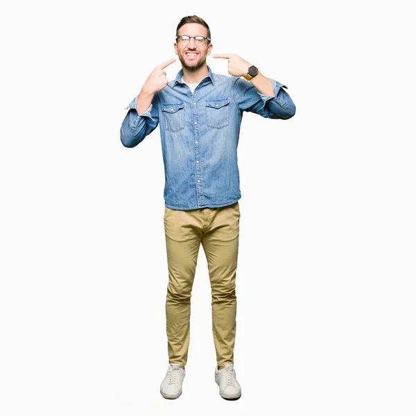Bonito Homem Usando Óculos Sorrindo Confiante Mostrando Apontando Com Dedos — Fotografia de Stock