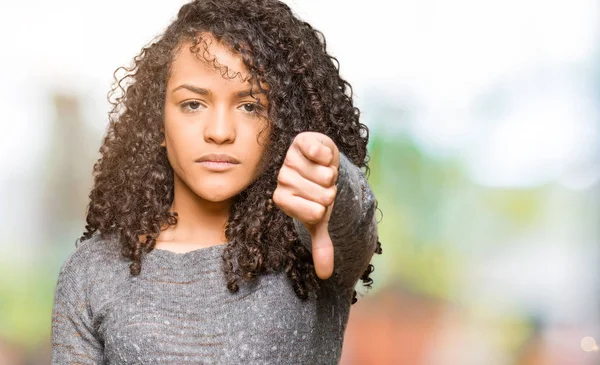 Giovane Bella Donna Con Capelli Ricci Indossa Maglione Grigio Cercando — Foto Stock