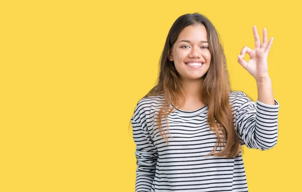 Joven Hermosa Mujer Morena Con Rayas Suéter Sobre Fondo Aislado — Foto de Stock