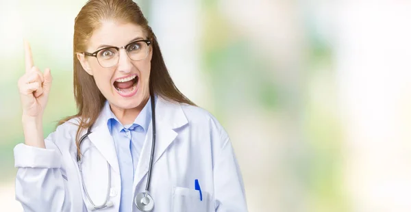 Medelåldern Mogen Läkare Kvinna Bär Medicinsk Kappa Över Isolerade Bakgrund — Stockfoto