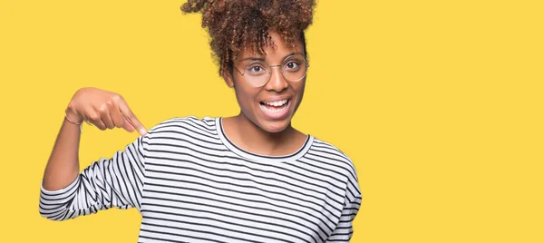 Linda Jovem Afro Americana Vestindo Óculos Sobre Fundo Isolado Olhando — Fotografia de Stock