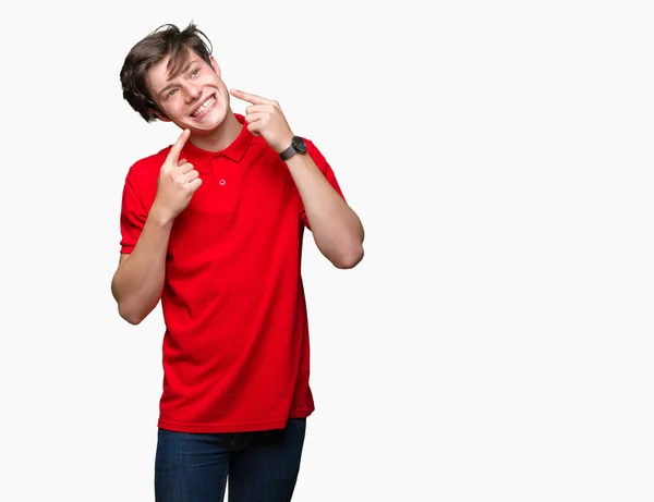 Homem Bonito Jovem Vestindo Camiseta Vermelha Sobre Fundo Isolado Sorrindo — Fotografia de Stock