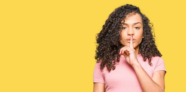 Jonge Mooie Vrouw Met Krullend Haar Dragen Roze Shirt Vragen — Stockfoto