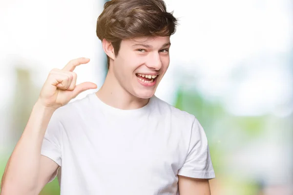 Ung Vacker Man Bär Casual Vit Shirt Över Isolerade Bakgrund — Stockfoto