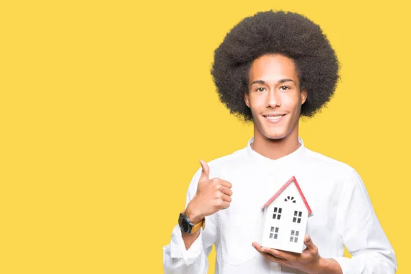 Jonge Afro Amerikaanse Man Met Afro Haar Huis Gelukkig Houden — Stockfoto