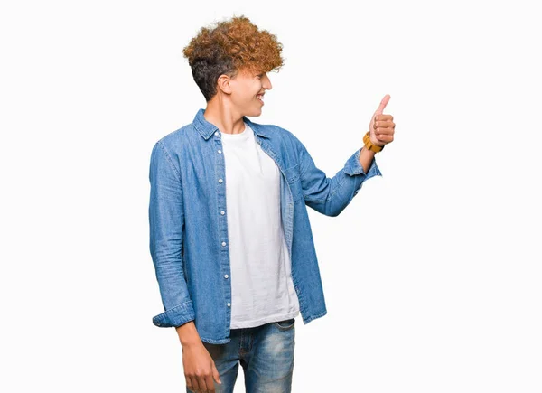 Jonge Knappe Man Met Afro Haar Dragen Denim Jasje Zoek — Stockfoto