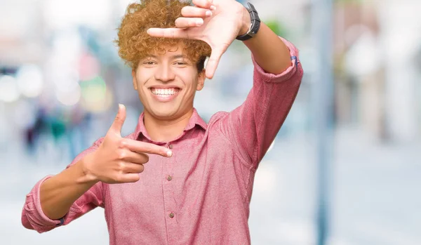 Joven Hombre Negocios Guapo Con Pelo Afro Sonriente Haciendo Marco — Foto de Stock