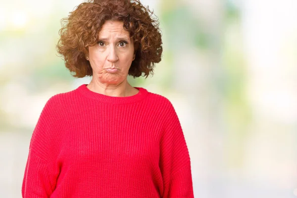 Schöne Seniorin Mittleren Alters Roter Winterpullover Über Isoliertem Hintergrund Deprimiert — Stockfoto