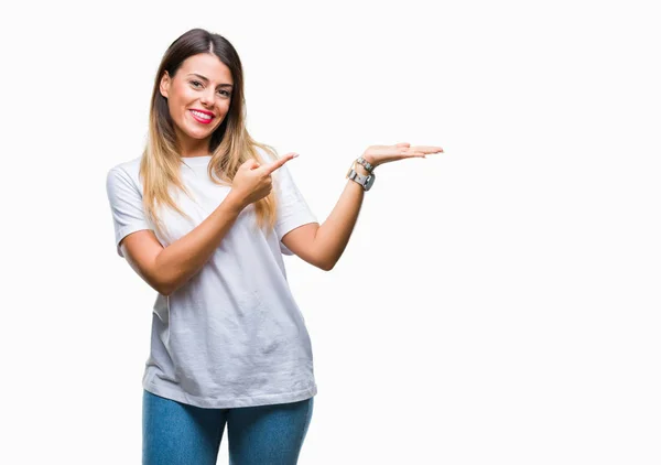 Junge Schöne Frau Legeres Weißes Shirt Über Isoliertem Hintergrund Erstaunt — Stockfoto