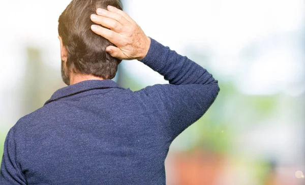 Gutaussehender Mann Mittleren Alters Der Einen Pullover Rückwärts Trägt Und — Stockfoto