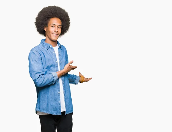 Jovem Afro Americano Homem Com Cabelo Afro Convidando Para Entrar — Fotografia de Stock