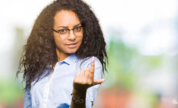 Menina Negócios Bonita Nova Com Cabelo Encaracolado Usando Óculos Beckoning — Fotografia de Stock