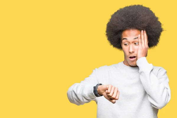 Jovem Americano Africano Com Cabelo Afro Vestindo Camisola Esportiva Olhando — Fotografia de Stock