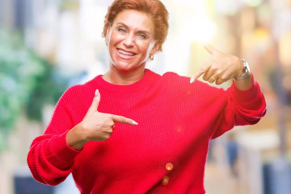 Atrractive Senior Caucasienne Rousse Femme Portant Pull Hiver Sur Fond — Photo