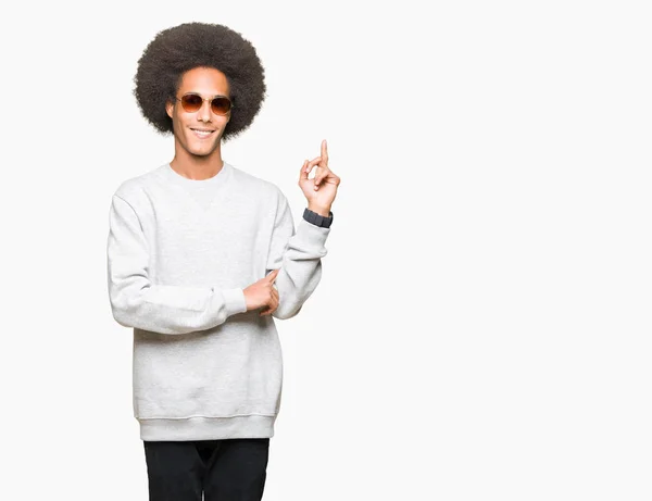 Junger Afrikanisch Amerikanischer Mann Mit Afro Haaren Trägt Sonnenbrille Mit — Stockfoto