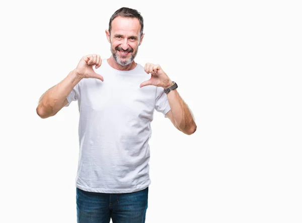 中年白髪年配の男性の顔に笑顔と自信を持って 誇りと幸せな指で自分を指している孤立した背景に白い シャツを着て — ストック写真