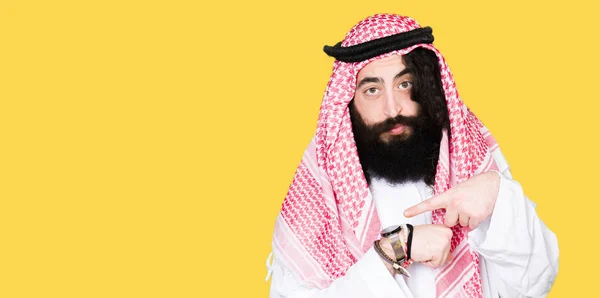Arabischer Geschäftsmann Mit Langen Haaren Der Eile Einen Traditionellen Keffiyeh — Stockfoto
