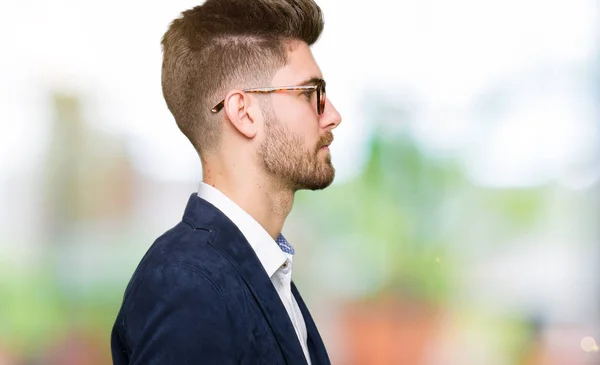 Joven Hombre Negocios Guapo Con Gafas Mirando Costado Pose Perfil —  Fotos de Stock