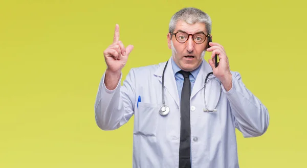 Smarpthone Üzerinde Konuşmayı Yakışıklı Kıdemli Doktor Adam Arka Plan Ile — Stok fotoğraf