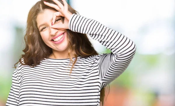 Jonge Mooie Vrouw Dragen Strepen Trui Doen Gebaar Met Hand — Stockfoto