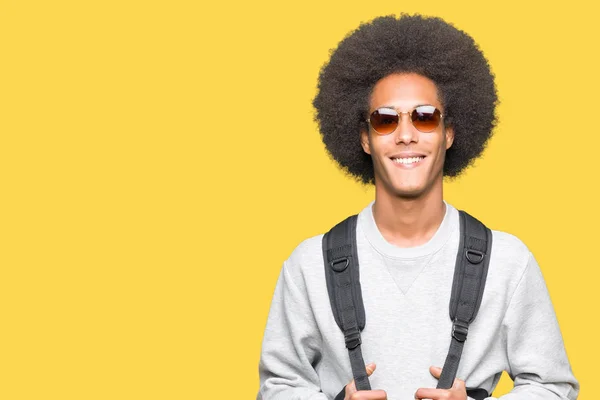 Jonge Afro Amerikaanse Man Met Afro Haar Dragen Zonnebril Rugzak — Stockfoto