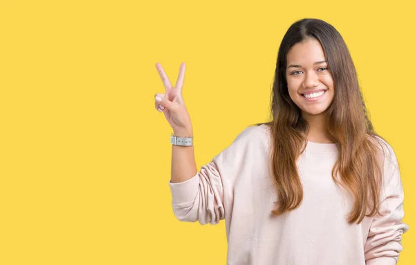 Joven Mujer Morena Hermosa Con Sudadera Rosa Sobre Fondo Aislado — Foto de Stock