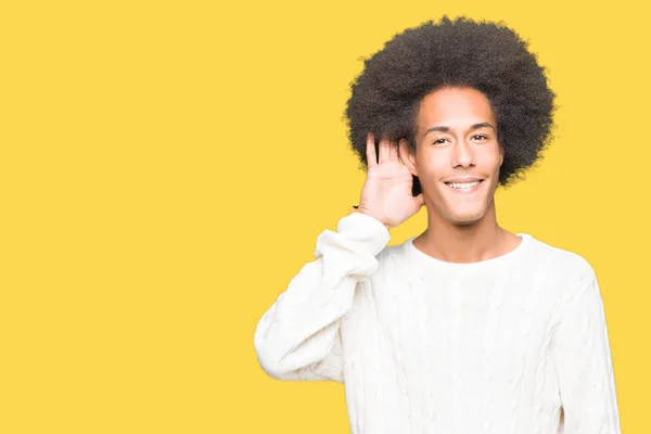 Joven Afroamericano Con Pelo Afro Vistiendo Suéter Invierno Sonriendo Con — Foto de Stock