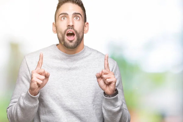 Joven Hombre Guapo Con Sudadera Sobre Fondo Aislado Sorprendido Sorprendido —  Fotos de Stock