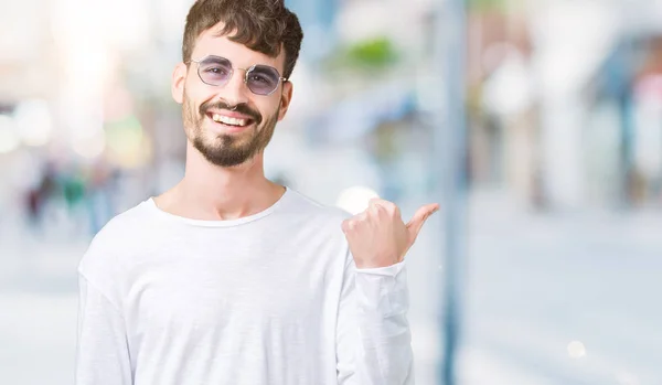 Jovem Homem Bonito Usando Óculos Sol Sobre Fundo Isolado Sorrindo — Fotografia de Stock