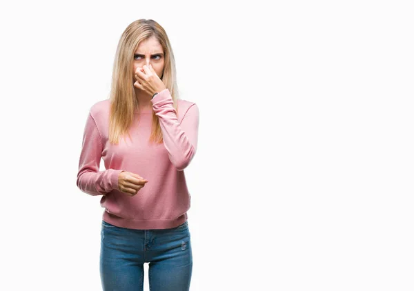 Junge Schöne Blonde Frau Rosa Winterpullover Über Isoliertem Hintergrund Riecht — Stockfoto