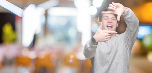 Joven Hombre Deportivo Guapo Con Sudadera Sobre Fondo Aislado Sonriendo —  Fotos de Stock