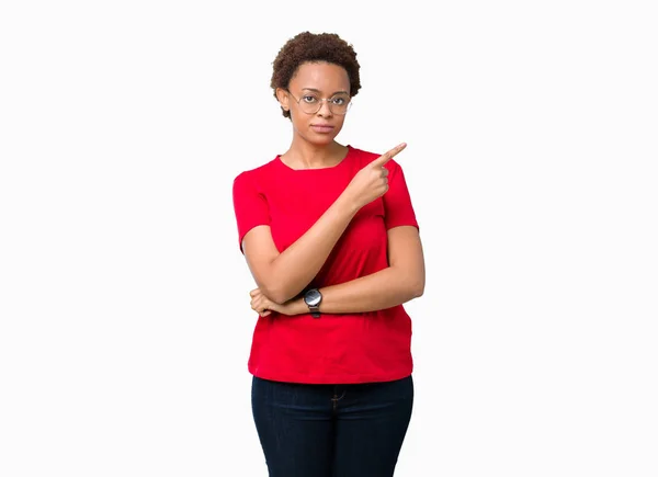 Красивая Молодая Африканская Американка Очках Изолированном Фоне Указывая Пальцем Сторону — стоковое фото