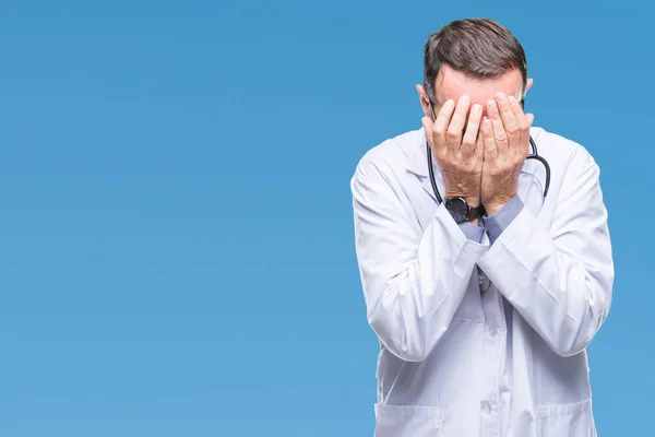 Hombre Médico Mediana Edad Con Uniforme Médico Aislado Fondo Con —  Fotos de Stock