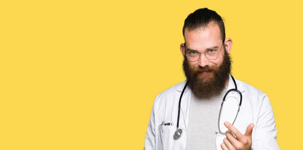 Νέοι Ξανθιά Γιατρός Άντρας Γένια Φορώντας Ιατρική Παλτό Νεύοντας Έρχονται — Φωτογραφία Αρχείου