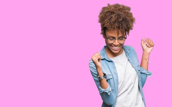 Mooie Jonge Afro Amerikaanse Vrouw Die Bril Geïsoleerde Achtergrond Dansen — Stockfoto