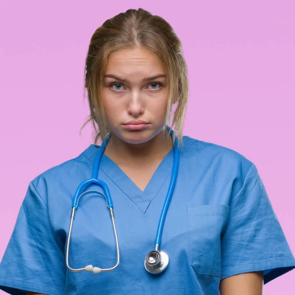 Joven Doctora Caucásica Vistiendo Uniforme Cirujano Sobre Fondo Aislado Deprimida —  Fotos de Stock