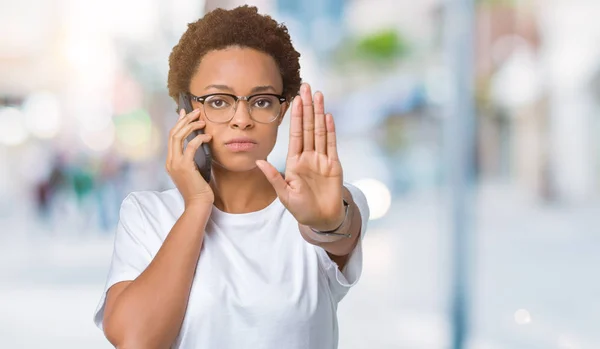 Jeune Femme Afro Américaine Parlant Téléphone Sur Fond Isolé Avec — Photo