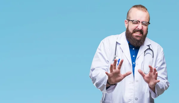 Jeune Médecin Caucasien Homme Vêtu Manteau Médical Blanc Sur Fond — Photo