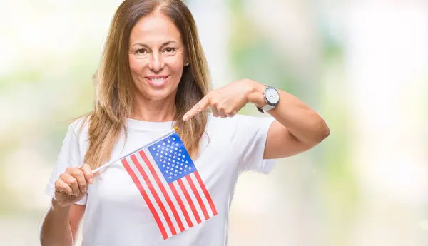 Średnim Wieku Hiszpanin Kobieta Trzyma Flagę Stanów Zjednoczonych Białym Tle — Zdjęcie stockowe