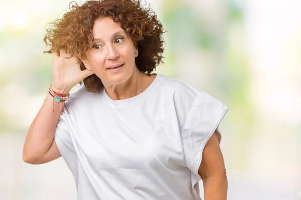 Mulher Sênior Bonita Meio Ager Vestindo Shirt Branca Sobre Fundo — Fotografia de Stock