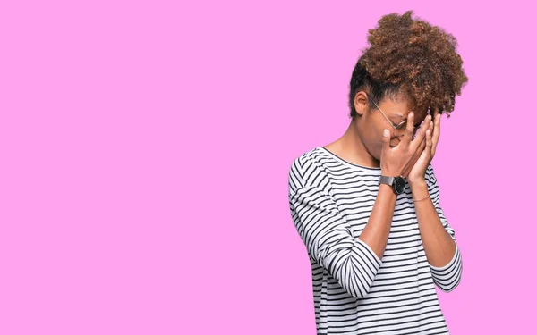 Mooie Jonge African American Vrouw Bril Geïsoleerde Achtergrond Met Trieste — Stockfoto