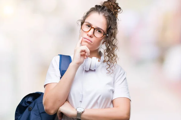 Jonge Brunette Student Meisje Rugzak Hoofdtelefoon Dragen Geïsoleerd Achtergrond Met — Stockfoto