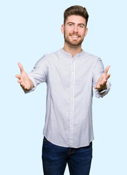 Jovem Bonitão Olhando Para Câmera Sorrindo Braços Abertos Para Abraço — Fotografia de Stock